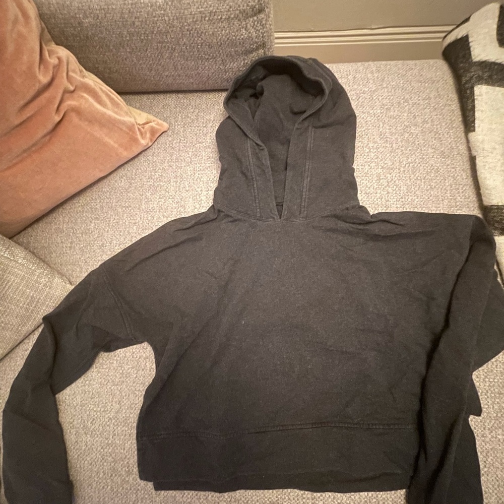 EUC Lululemon size 4 cropped hooded sweatshirt. Navy blue